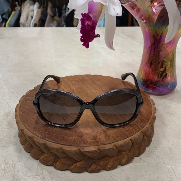 NWOT TODS SUNGLASSES JACKIE O STYLE BLACK AND GUNMETAL COLORS LIGHTWEIGHT - Picture 1 of 11